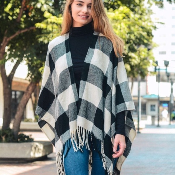 Black/white checked poncho - Picture 5 of 6